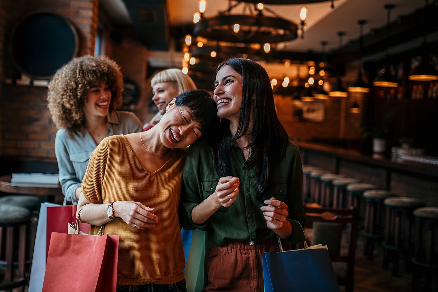 Um grupo de amigos pratica um novo idioma que aprenderam.